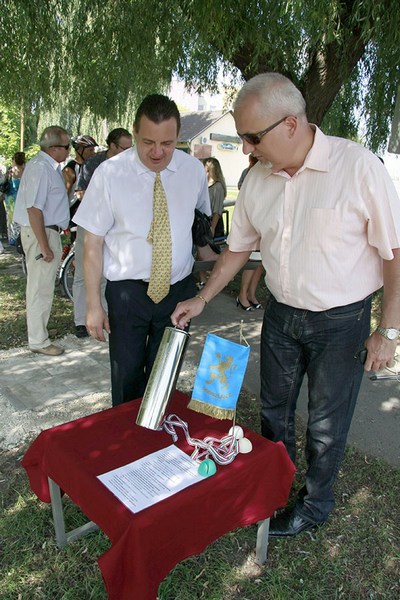 Oroszlány első kerékpárútjának alapkőletétele1